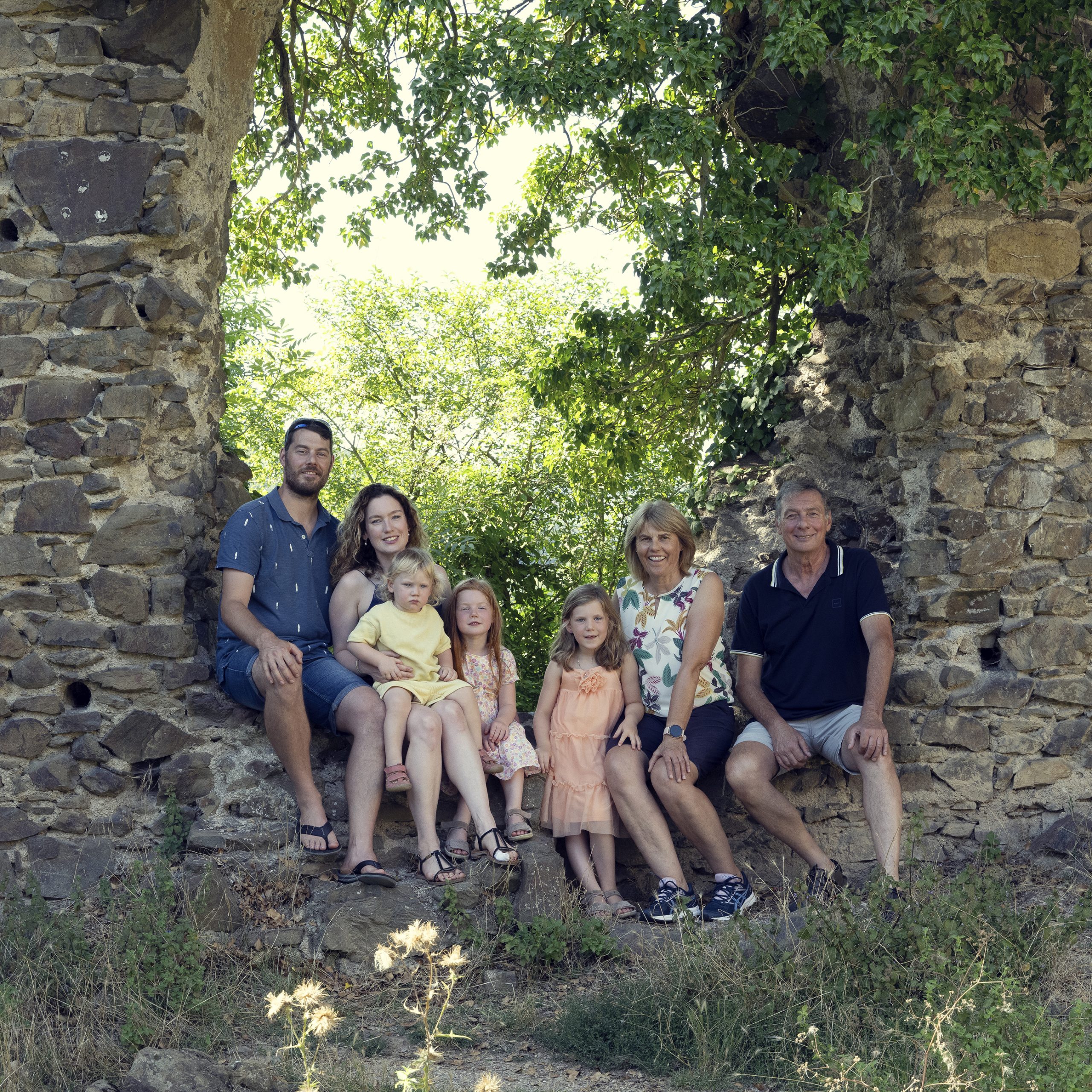 Familie im Sommer an der Burg